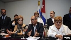 Los disidentes cubanos Elena Larrinaga, Ernesto Gutiérrez y Blanca Reyes durante la conferencia de prensa que ofrecieron en Montevideo.