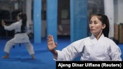 Meena Asadi, mantan atlet bela diri Afghanistan berusia 28 tahun berlatih karate di Shotokan Club Dojo di Cisarua, Jawa Barat, 18 Agustus 2021. (Foto: REUTERS/Ajeng Dinar Ulfiana)