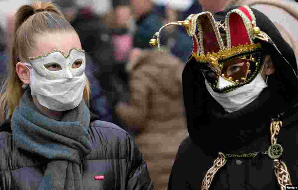 Aunque aún no se presagiaba el anuncio de una pandemia, el virus ya estaba en varios países y algunos tomaban medidas de precaución, especialmente en lugares concurridos. Al popular carnaval de máscaras de Venecia se le sumó una menos festiva: la mascarilla. 