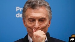 El presidente argentino Mauricio Macri, que se postula para la reelección, hace una pausa durante una conferencia de prensa en la casa del gobierno el día después de las elecciones primarias en Buenos Aires, Argentina, el lunes 12 de agosto de 2019. (AP Foto / Natacha Pisarenko)