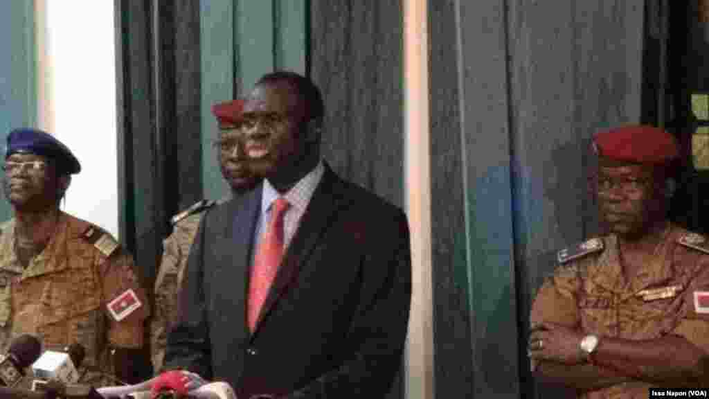 Burkina Faso's transition president Michel Kafando during his visit at Naaba Koom 2, from which the president regiment was forced by the army, Sept. 30, 2015 (Photo/Issa Napon)