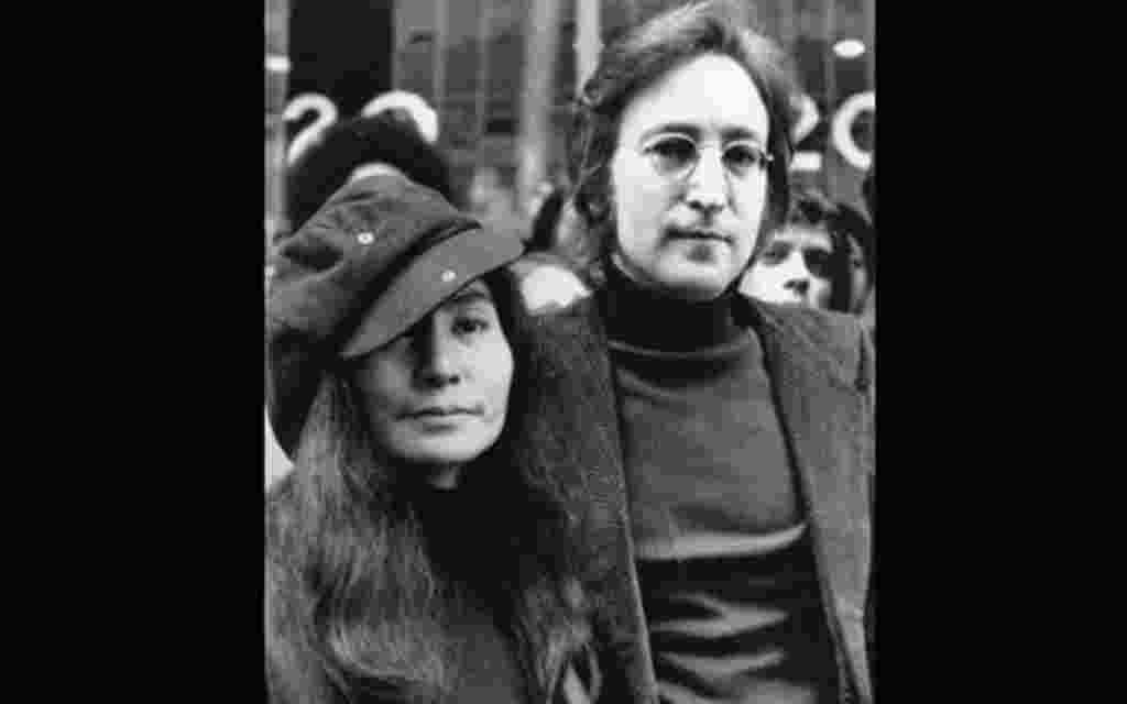 John Lennon junto a Yoko Ono.