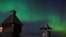 Se observa una aurora boreal que ilumina el cielo sobre una pequeña granja ubicada en Brunswich, en el estado de Maine, Estados Unidos. Este fenómeno fue visible en diferentes puntos desde Tasmania hasta el Reino Unido