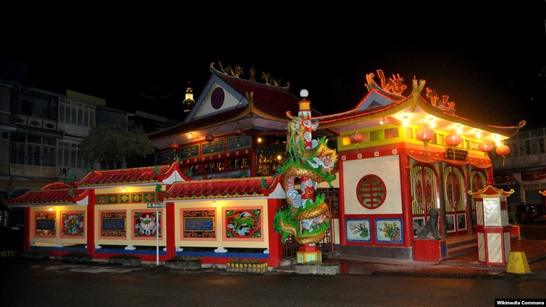 Vihara Tri Dharma Bumi Raya di Kota Singkawang di malam hari, 21 Desember 2010. (Foto: Wikipedia/Wibowo Djatmiko)