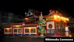 Vihara Tri Dharma Bumi Raya di Kota Singkawang di malam hari, 21 Desember 2010. (Foto: Wikipedia/Wibowo Djatmiko)