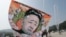 북한 정권 수립 66주년을 맞은 지난 8일 한국 탈북자단체 회원들이 파주시에서 김정은 정권을 비난하는 대북 전단을 풍선에 매달아서 북으로 날려보내고 있다.