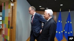 El presidente del Consejo Europeo, Antonio Costa, a la derecha, saluda a Friedrich Merz, líder de la Unión Demócrata Cristiana, antes de una reunión en el edificio del Consejo Europeo en Bruselas, el jueves 6 de marzo de 2025. AP