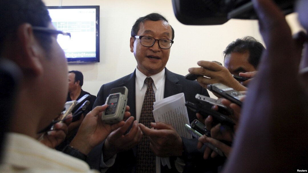 Sam Rainsy (tengah), ketua partai oposisi CNRP (foto: dok). Partai CNRP mengatakan akan berusaha menjegal RUU tentang LSM.
