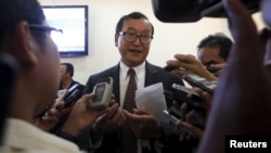 Sam Rainsy (tengah), ketua partai oposisi CNRP (foto: dok). Partai CNRP mengatakan akan berusaha menjegal RUU tentang LSM.