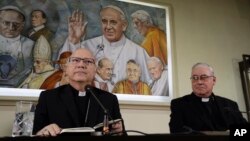 Los obispos Luis Fernando Ramos Pérez (izq.) y Juan Ignacio González, de la Conferencia de Obispos de Chile, hablan con periodistas en El Vaticano, el lunes 14 de mayo, previo a sus reuniones con el papa Francisco por un escándalo de abuso sexual.