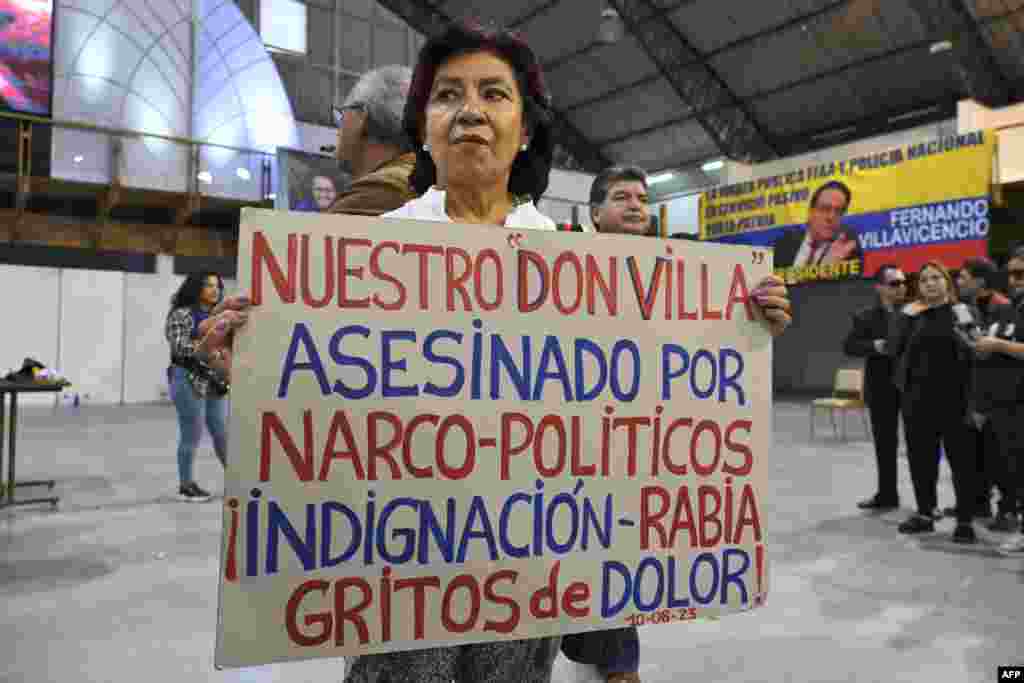 Un seguidor del candidato presidencial ecuatoriano asesinado Fernando Villavicencio participa en un acto organizado por el partido Movimiento Construye y amigos en el Centro de Exposiciones de Quito.