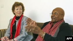 Đức Tổng giám mục Nam Phi Desmond Tutu (phải), và cựu Tổng thống Ireland Mary Robinson trong một cuộc phỏng vấn ở New Delhi, Ấn Độ hôm 8/2/12