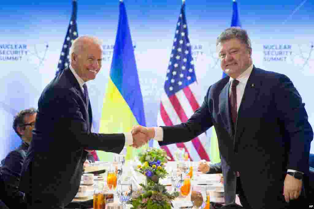 امریکہ کے نائب صدر جو بائیڈن یوکرین کے صدر پیٹرو پورشنکو سے ہاتھ ملا رہے ہیں۔