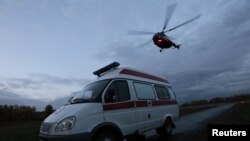 Sebuah helikopter yang membawa petugas medis mengawal sebuah ambulance di wilayah Krasnoyarsk, Siberia (Foto: dok). Sebuah helikopter ambulans dilaporkan jatuh di dekat panti jompo di kota Oklahoma, Jumat (22/2).