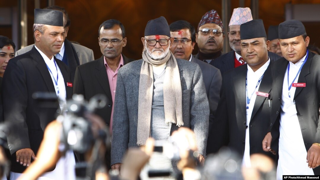 PM Nepal Sushil Koirala (tengah) bersama para tokoh politik Nepal di Kathmandu (foto: dok). Faksi-faksi Nepal sepakat membagi Nepal menjadi 8 negara bagian. 