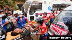 20일 미얀마 제2 도시 만달레이 시위 현장에서 응급요원들이 부상자를 이송하고 있다. 