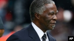 L'ancien président Thabo Mbeki arrive pour les funérailles de Nelson Mandela à Soweto, en Afrique du Sud, le 10 décembre 2013. 