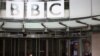 Predstavnici medija ispred sedišta BBC-ja u Londonu, 28. aprila 2023. (Foto: Rojters/Henry Nicholls).
