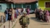 Foto ilustrasi yang menunjukkan seorang tentara India menjaga salah satu tempat pemungutan suara di Shadipora, di utara Srinagar, wilayah Kashmir yang dikontrol oleh India, pada 20 Mei 2024. (Foto: AP/Mukhtar Khan)