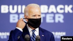 Mantan Wapres AS dan Capres Partai Demokrat untuk Pilpres AS 2020, Joe Biden, membetulkan letak maskernya saat berkampanye di New Castle, Delaware, AS, 21 Juli 2020. (Foto: dok).