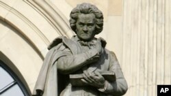 Статуя Людвига ван Бетховена перед оперным театром в Ганновере