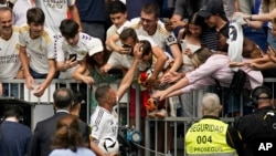 Kylian Mbappé saluda a los fanáticos después de ser presentado como nuevo jugador del Real Madrid en el estadio Santiago Bernabéu en Madrid, el martes 16 de julio de 2024.