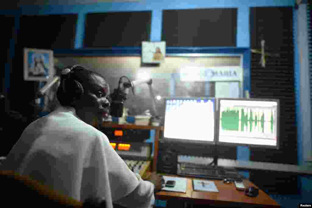 سیرالیون کے تمام گرجا گھروں میں مذہبی اجتماعات پر پابندی عائد ہے۔ ایسے میں چرچ کے پادری کو مقامی ریڈیو اسٹیشن پر آکر خطبہ دینا پڑا۔