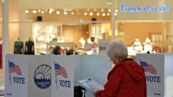 Seorang warga tampak mengamati surat suara saat menggunakan hak pilihnya dalam pemilu Amerika Serikat di sebuah TPS di West Ridge Mall di Topeka, Kansas, pada 5 November 2024. (Foto: AP/Charlie Riedel)