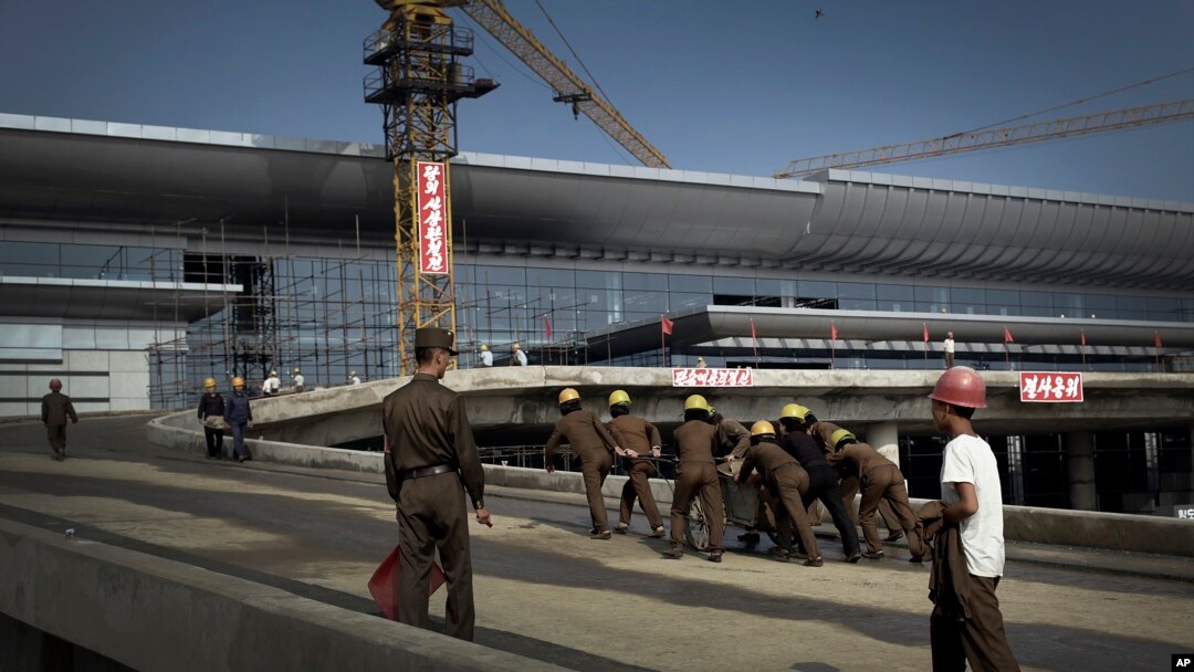 Korea Utara mengerahkan ribuan tentara untuk bekerja kilat, menyelesaikan pembangunan bandar udara untuk ibukota mereka, Pyongyang (Foto: dok).