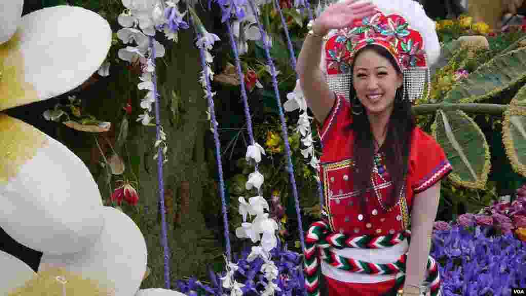 15 China Airlines / 华航得奖花车上的原住民服装女郎