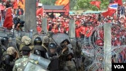 Ribuan demonstran Kaos Merah beradu dengan pasukan Thailand di Bangkok, 9 April 2010.