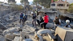 لبنان کے علاقے بیکا ویلی میں اسرائیلی فضائی حملے کے بعد متاثرہ مقام سے لاشیں اور ملبہ اٹھایا جا رہا ہے۔ 