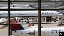 Pesawat milik Maskapai Penerbangan Delta Air Lines di bandara ROnald reagan, Washington DC, 8 Agustus 2016. (Foto: dok). 