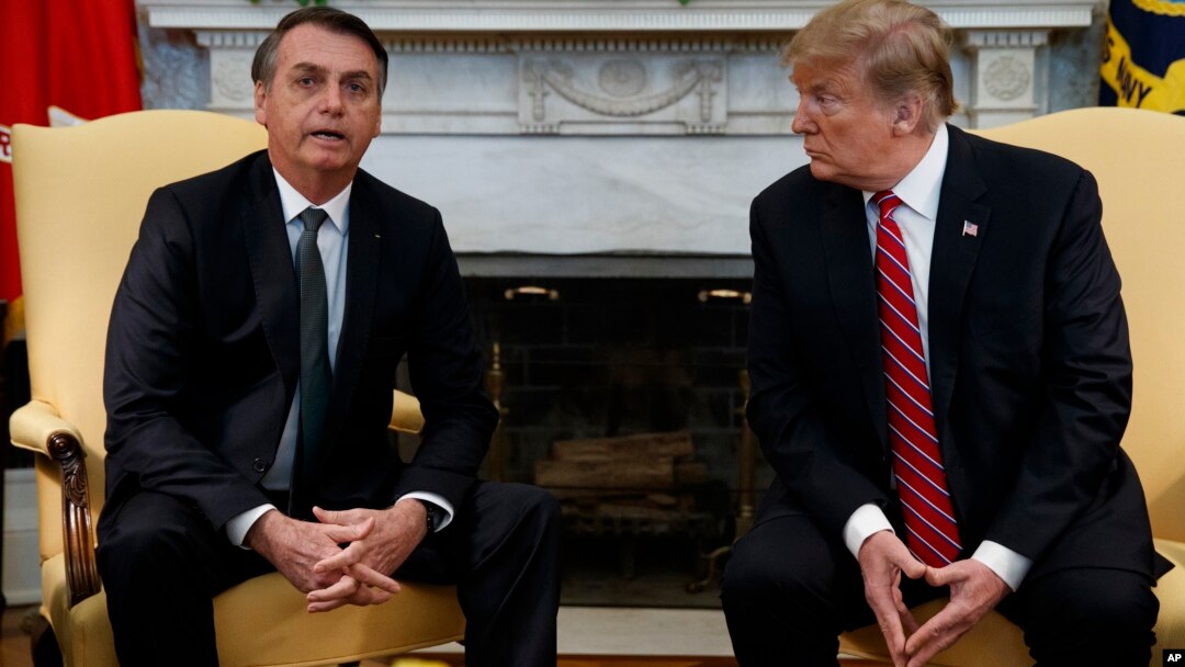 El presidente Donald Trump escucha al presidente de Brasil, Jair Bolsonaro, durante una reunión en la Oficina Oval de la Casa Blanca, el martes 19 de marzo de 2019.
