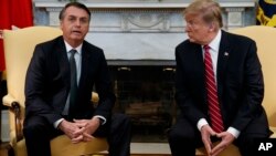 El presidente Donald Trump escucha al presidente de Brasil, Jair Bolsonaro, durante una reunión en la Oficina Oval de la Casa Blanca, el martes 19 de marzo de 2019.