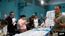 Un miembro del Tribunal Supremo Electoral de Guatemala (TSE) realiza el conteo de votos tras las elecciones nacionales en Ciudad de Guatemala del 25 de junio de 2023. 