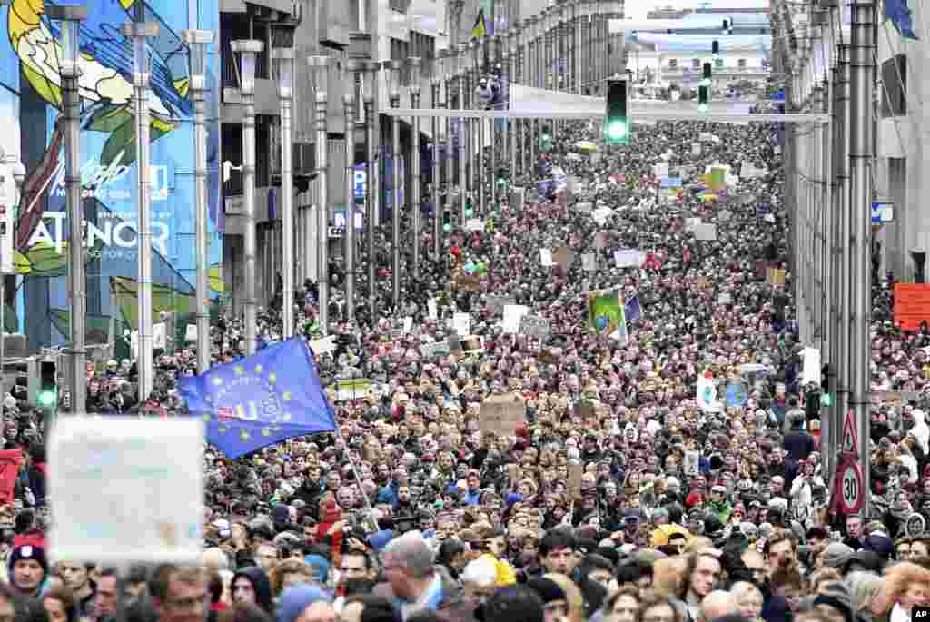 폴란드에서 기후변화협약 당사국 총회가 개최된 가운데 벨기에 브뤼셀에 위치한 유럽연합(EU) 본부 앞에서 시위자들이 &#39;기후를 주장하라&#39;는 슬로건을 걸고 행진을 하고 있다.
