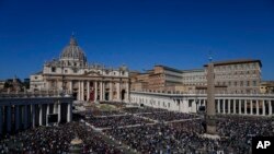 Mabiya addinin Kirista a fadan Vatican yayin da Paparoma Francis ke jawabinsa na Easter na bana