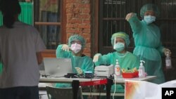 18일 타이완 타이베이에서 신종 코로나바이러스 확진자가 급증하는 가운데 의료진이 감염 검사를 하고 있다. 