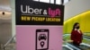 Seorang pengunjung berjalan melewati papan pengumuman yang menunjukkan area penjemputan untuk para pengguna Uber dan Lyft di Bandara Internasional Logan, di Boston, Massachusetts, pada 9 Februari 2021. (Foto: AP)