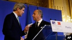 Menteri Luar Negeri Amerika John Kerry (kiri) berjabat tangan dengan Menteri Luar Negeri Perancis Laurent Fabius usai konferensi pers di Paris (27/2).