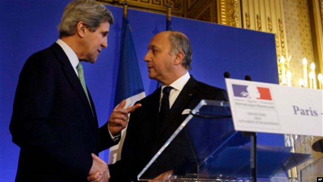 Menteri Luar Negeri AS John Kerry (kiri) bertemu dengan Menteri Luar Negeri Perancis Laurent Fabius di Paris (27/2). (AP/Jacquelyn Martin)