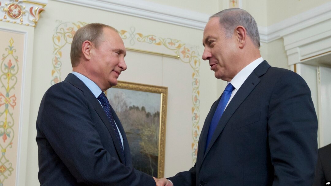 Presiden Putin (kiri) dan PM Israel Benjamin Netanyahu bertemu di luar Moskow, hari Senin (21/9).