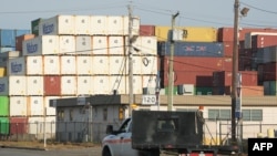 Un camion passe devant des conteneurs à Port Newark dans le New Jersey, le 4 octobre 2024.