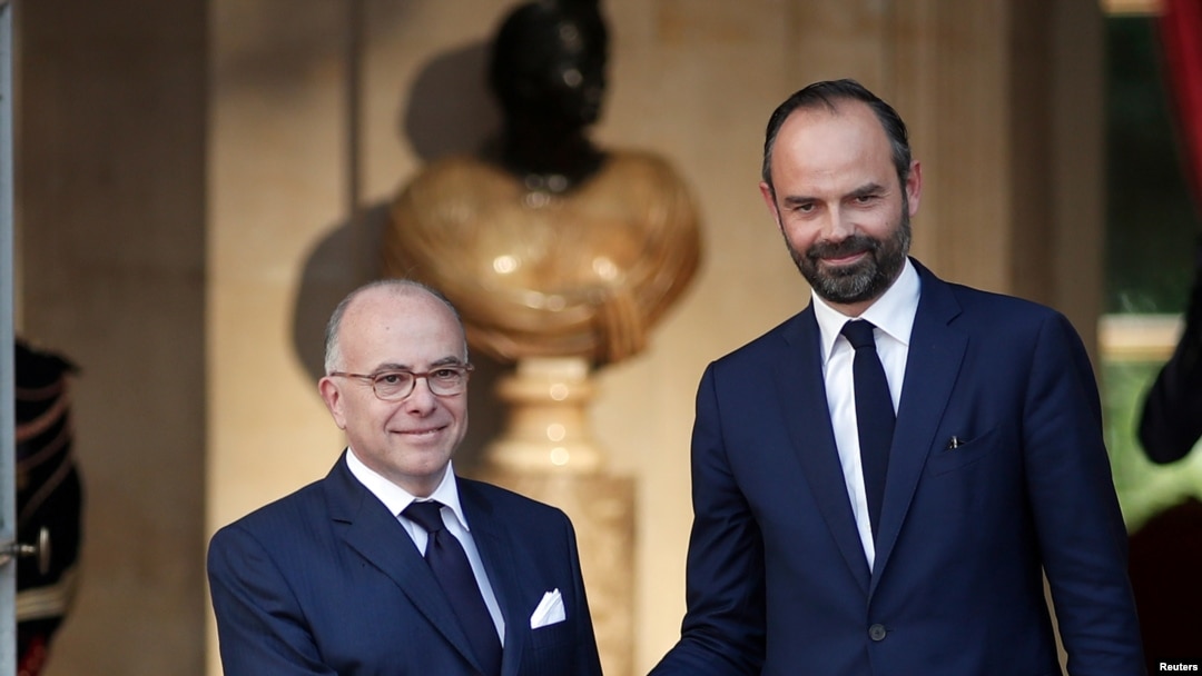 Thủ tướng Pháp vừa được bổ nhiệm Edouard Philippe (phải) và người tiền nhiệm Bernard Cazeneuve (trái), ngày 15/5/2017.