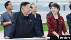 북한 김정은 국방위원회 제1위원장(왼쪽)과 능라인민유원지 현지지도에 동행한 김 위원장의 부인 리설주.