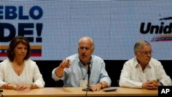 Ex presidente de Colombia Andrés Pastrana (centro), ex presidente de Costa Rica Laura Chinchilla (izq,), ex presidente de Costa Rica Miguel Ángel Rodríguez, durante conferencia de observadores internacionales en referendo simbólico en Caracas, Venezuela. Julio 16, 2017.