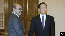 Le Premier ministre chinois Wen Jiabao, à droite, et son homologue éthiopien Meles Zenawi à Pékin le 15 août 2011