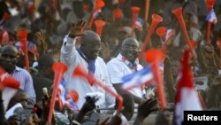 Kandidat Presiden dari partai oposisi 'New Patriotic Party' (NPP), Nana Akufo-Addo (kiri) saat berkampanye di Taman Bermain Anak Sutherland Addy di Accra, Ghana (5/12). Para anggota partai NPP menduga ada penyimpangan dalam pemilu yang menghasilkan kemenangan tipis bagi presiden John Dramani Mahama.