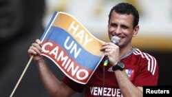 Pemimpin Partai Oposisi Venezuela, Henrique Capriles, berpidato di depan para pendukungnya sebelum mendaftarkan diri secara resmi sebagai Calon Presiden Pemilu Presiden Venezuela 2012 di Caracas (10/6). 